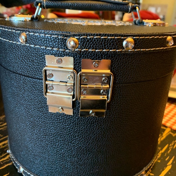 Crown case - Picture 2 of 6